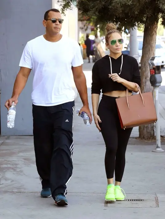Satu panggung, ke red carpet bareng, sering kencan malam, pergi ke pertandingan basket bersama, dan sekarang nge-gym bareng juga. Duh, couple goals banget kan? (Vasquez-Max Lopes / BACKGRID / USMagazine)