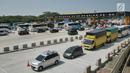 Kendaraan melintas di ruas tol yg diberlakukan one way setelah Gerbang Tol Cikampek Utama, Jawa Barat  (30/5/2019). Pemberlakuan one way mulai di GT Cikampek Utama langsung mengurai kemacetan yang terjadi di tol Cikampek. (Liputan6.com/Herman Zakharia)