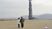 Foto yang dirilis pada 19 November 2022 ini menunjukkan pemimpin Korea Utara Kim Jong-un dan putrinya memeriksa lokasi peluncuran rudal di Bandara Internasional Pyongyang di Pyongyang, Jumat (18/11/2022). Ini adalah kali pertama, Kim membawa anaknya di hadapan publik.  (Korean Central News Agency/Korea News Service via AP)