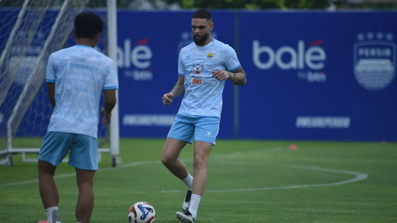 Persib Bandung, Layvin Marc Kurzawa
