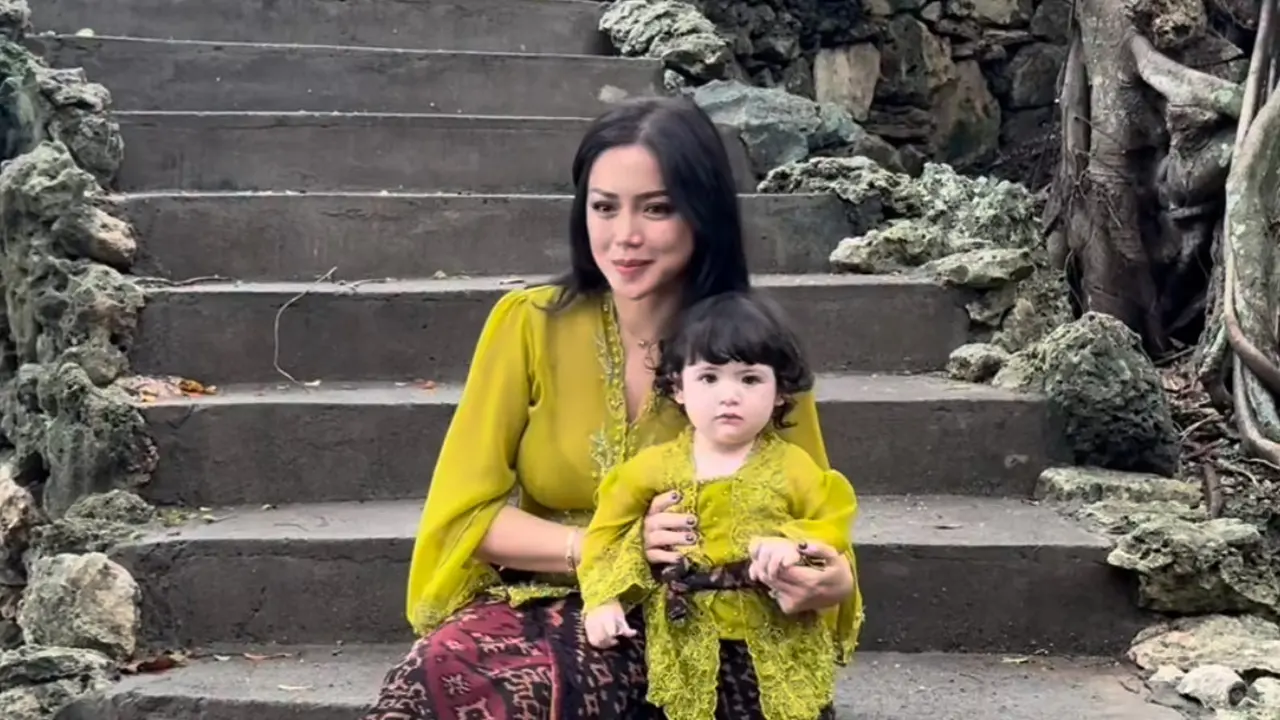 Gaya kompak Jessica Iskandar dan Hagia Kenakan Kebaya Hijau. [@inijedar]