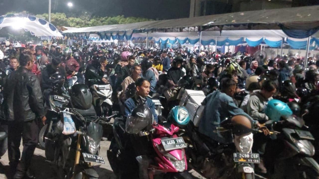 Pemudik Sepeda Motor Padati Pelabuhan Ciwandan