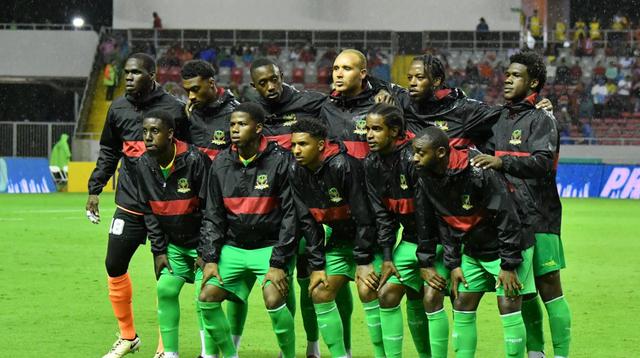 Para pemain St. Kitts dan Nevis berpose untuk foto bersama sebelum pertandingan kualifikasi Piala Dunia FIFA 2026 zona CONCACAF antara Kosta Rika dan St. Kitts dan Nevis di Stadion Nasional, San Jose, pada 6 Juni 2024. (Ezequiel BECERRA / AFP)