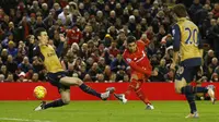 Roberto Firmino membuka keunggulan Liverpool atas Arsenal dalam lanjutan Liga Premier Inggris di Stadion Anfield, Kamis (14/1/2016). (Reuters / Carl Recine Livepic)