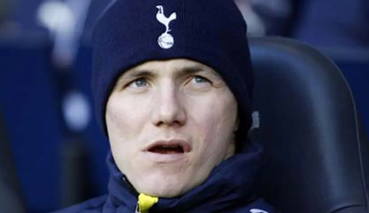 Ekspresi striker Tottenham Hotspur asal Rusia, Roman Pavlyuchenko yang duduk di bench jelang kick-off laga lawan Peterborough United di babak ketiga FA Cup yang digelar di White Hart Lane, 2 Januari 2010. AFP PHOTO / IAN KINGTON