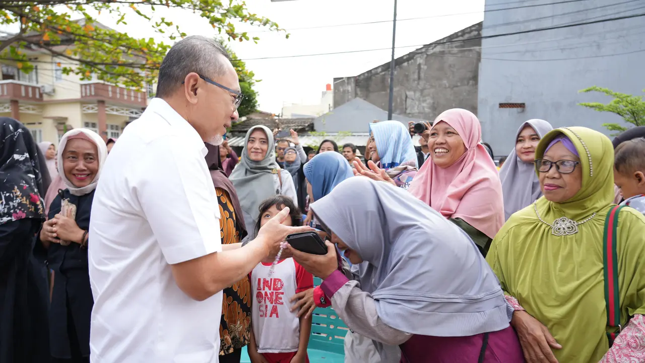 Menko Zulhas Bagikan Sarung dan Mukena Lebaran untuk Warga Terdampak Banjir di Bekasi