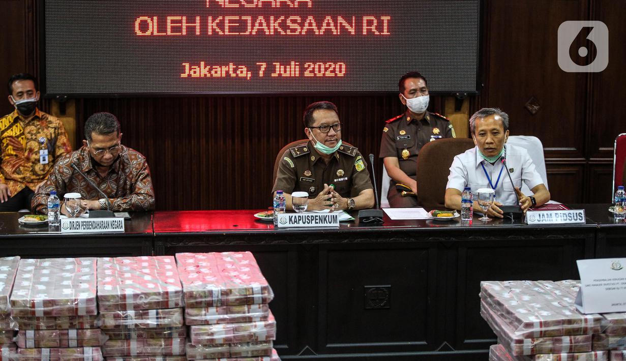 Jaksa Agung Muda Tindak Pidana Khusus Ali Mukartono (kanan) menyampaikan keterangan saat rilis eksekusi barang bukti Honggo Wendratno di Kejaksaan Agung RI, Jakarta, Selasa (7/7/2020). Kejaksaan Agung menyita barang bukti uang Honggo Wendratno sebesar Rp 97 miliar. (Liputan6.com/Faizal Fanani)