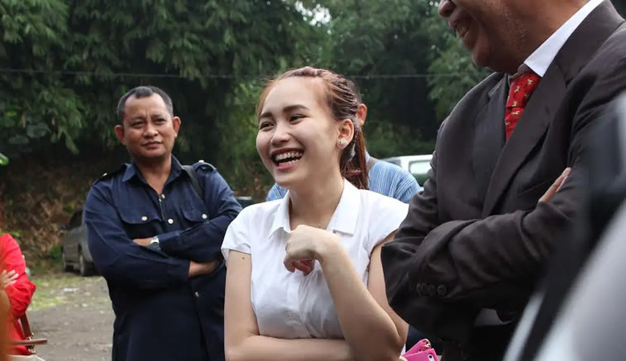 Meski tengah menjalani prahara rumah tinggi, Ayu Ting Ting masih bisa tertawa seloah tak ada beban (Liputan6.com/Rini Suhartini)