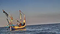 Perahu Nelayan tradisional Madura di Desa Lobuk, Kecamatan Blutoh, Kabupaten Sumenep. (liputan6.com/Musthofa Aldo)