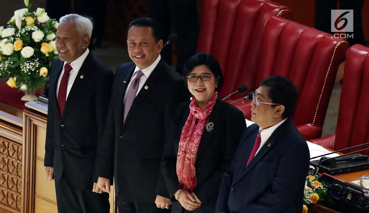 Deputi Gubernur Senior BI Destry Damayanti (dua kiri) foto bersama Ketua DPR Bambang Soesatyo (dua kiri) dan Wakil Ketua DPR Utut Adianto (kanan) serta Agus Hermanto saat disahkan dalam Rapat Paripurna DPR, Jakarta, Kamis (25/7/2019). (Liputan6.com/JohanTallo)
