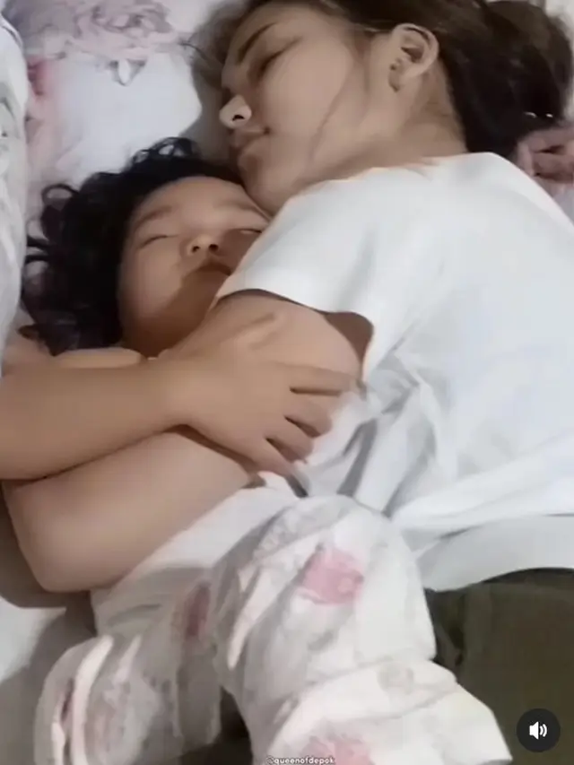 Bilqis tidur dipelukan Ayu Ting Ting. [Foto: Instagram/ayutingtiing9.2]