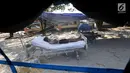 Pasien tertidur di halaman Rumah Sakit Undata, Palu, Sulawesi Tengah, Kamis (4/10). Puluhan pasien korban gempa bumi dan tsunami Palu dirawat dengan kondisi seadanya. (Liputan6.com/Fery Pradolo)