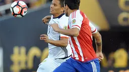 Gelandang Paraguay, Victor Hugo Ayala melakukan selebrasi usai mencetak gol kegawang Kolombia pada Copa America Centenario 2016 di Stadion Rose Bowl, AS (8/6). Kolombia menang atas Paraguay dengan skor 2-1. (AFP PHOTO/Frederic J. Brown)