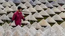 Pekerja sedang bekerja di pabrik kecap di Daqiao, sebuah kota di Hejiang, Provinsi Sichuan, China, 28 September 2020. Pembuatan kecap dengan cara tradisional yang melibatkan pengeringan di bawah terik matahari dan fermentasi memiliki sejarah lebih dari 100 tahun di Hejiang. (Xinhua/Jiang Hongjing)
