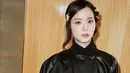 Dengan serba hitam, Jisoo tampil dengan paduan cropped leather jacket dan sheer ruffle long skirt [@sooyaaa__]