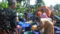 Warga mengantre air bersih di Desa Patimuan, Patimuan, Cilacap. (Foto: Liputan6.com/Muhamad Ridlo)