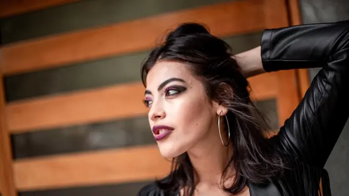 Seorang perempuan dengan make up dark bold sedang berpose (Foto Dok: Freepik/EyeEm)