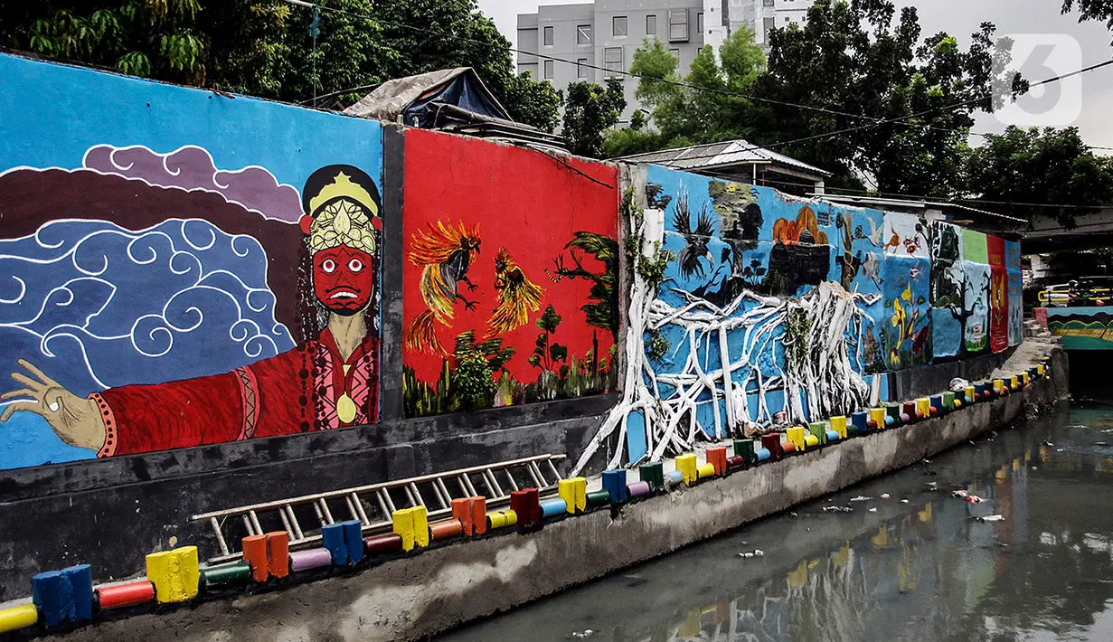 Mural menghiasi Kampung Unggulan, Tanah abang, Jakarta, Selasa (6/12/2022). Pembuatan mural sepanjang 100 meter di kampung unggulan tersebut sudah dilakukan awal november 2022 dan program dari Pemerintah Provinsi DKI Jakarta. (Liputan6.com/Johan Tallo)