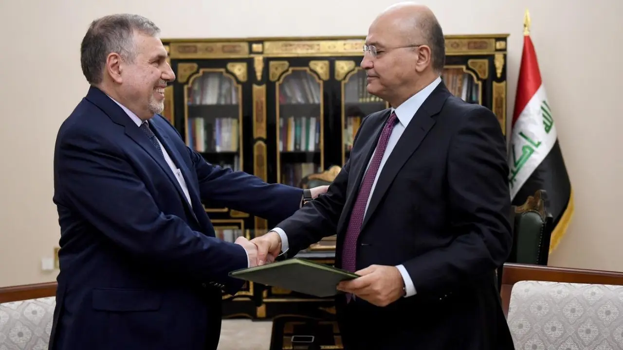 Presiden Barham Salih (kanan) bersama dengan PM Irak baru Mohammed Allawi (kiri).