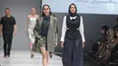 Model dan perancang busana berjalan diatas catwalk menujukkan karyanya di Jakarta Fashion Week 2018 di Senayan City, Jakarta, Sabtu (21/10). Sebanyak 175 desainer lokal dan internasional akan memamerkan koleksi teranyarnya. (Liputan6.com/Herman Zakharia)
