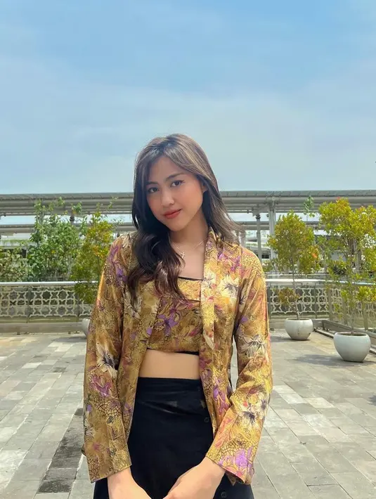 Tak hanya saat menghadiri sebuah acara saja. Namun, Sisca JKT48 juga beberapa kali terlihat menggunakan kebaya kutubaru yang dipadukan celana atau rok simpel hingga terlihat lebih kasual. (Liputan6.com/IG/@jkt48sisca)