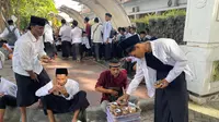 Ratusan pedagang UMK berbagai jenis berjejer memadati area dan jalanan sekitar di Stadion Diponegoro Banyuwangi.