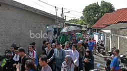 Kurnia Meiga saat menemani jenazah almarhum kakanya, Achmad Kurniawan menuju Masjid Al Jadid Cijantung, (11/1/2017). (Bola.com/Nicklas Hanoatubun)