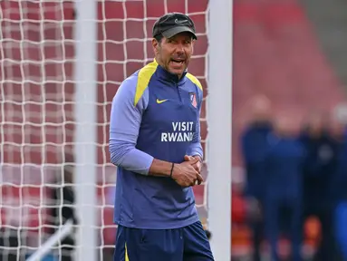 Pelatih Atletico Madrid asal Argentina, Diego Simeone, saat menghadiri sesi latihan resmi jelang leg kedua semifinal Liga Champions 2025/2026 melawan Arsenal di lapangan Emirates Stadium, London, Inggris, pada Senin 4 Mei 2026. Leg kedua semifinal Liga Champions 2025/2026 menjadi ajang pembuktian bagi pelatih Atletico Madrid, Diego Simeone. (Glyn KIRK/AFP)