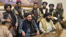 Kelompok Taliban mengambil alih kekuasaan pemerintah di Afghanistan setelah mereka menguasai ibu kota Kabul, Senin (16/8/2021). Mereka juga telah menguasai istana kepresidenan, setelah presiden negara itu Ashraf Ghani melarikan diri ke Tajikistan. (AP Photo/Zabi Karimi)