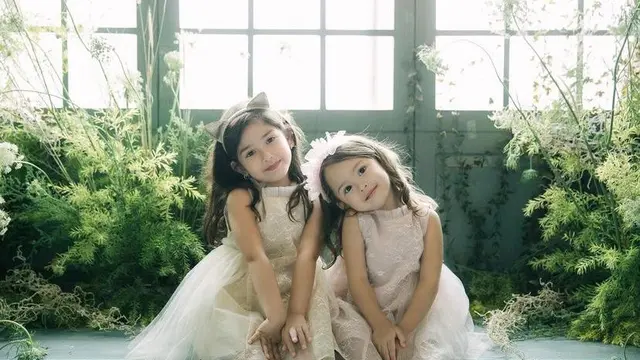 9 Gaya Maternity Shoot Yasmine Wildblood Kompak Kenakan Dress Bersama Kedua Putrinya, Semuanya Cantik Bak Bidadari