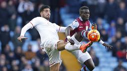 Gelandang Liverpool, Emre Can, berebut bola dengan pemain Aston Villa, Idrissa Gueye. Sementara bagi Aston Villa kekalahan ini membuat mereka semakin terpuruk di posisi juru kunci. (Reuters/Carl Recine)