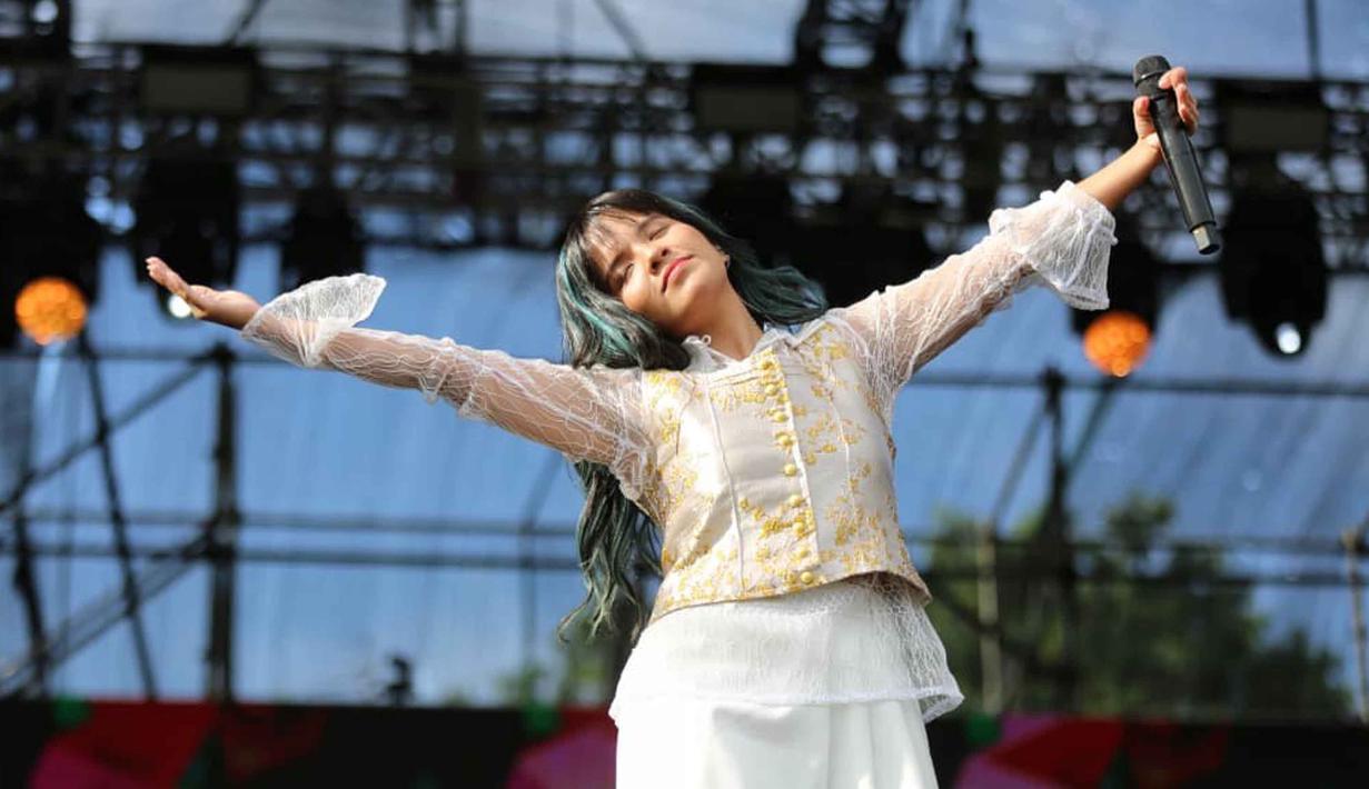 Tampil tepat pukul 16.00 WIB, penyanyi muda bertalenta itu langsung menghidupkan suasana Stadion Madya Gelora Bung Karno dengan energi hangat khasnya. Tampak dalam foto, penyanyi Idgitaf saat tampil pada hari pertama gelaran KapanLagi Buka Bareng (KLBB) Festival 2026 di Stadion Madya, Kompleks Gelora Bung Karno, Senayan, Jakarta, Sabtu 28 Februari 2026. (Dok/Kapanlagi Youniverse)