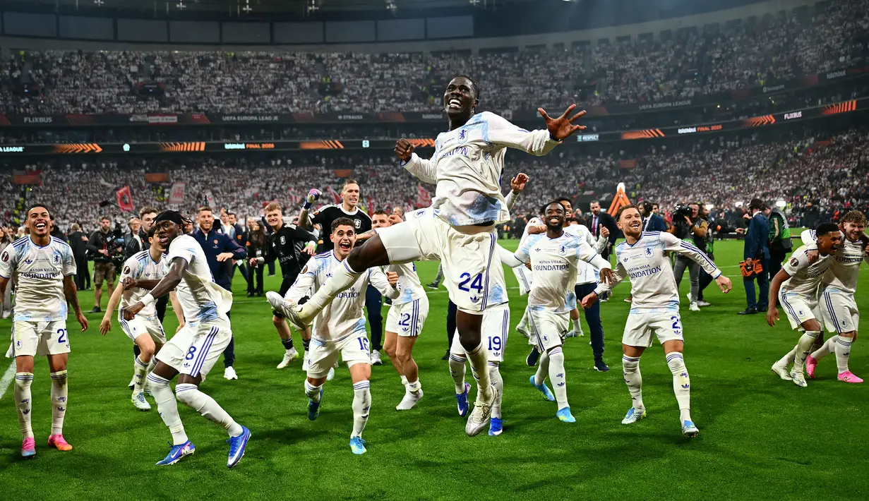 Aston Villa akhirnya menutup perjalanan luar biasa mereka di Eropa dengan cara sempurna dengan cara menjuara Liga Europa musim 2025/2026. (AFP/Yasin Akgul)