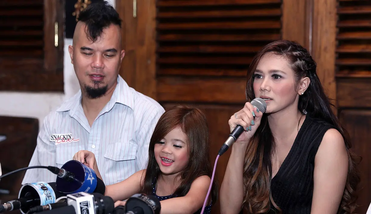 "Ya dia (Dhani) gak bisa dadakan diminta. Bener-bener harus ada waktu yang luang banget," kata Mulan Jameela di kediamannya di kawasan Pinang Mas, Pondok Indah, Jakarta Selatan, Senin (1/8/2016). (Nurwahyunan/Bintang.com)