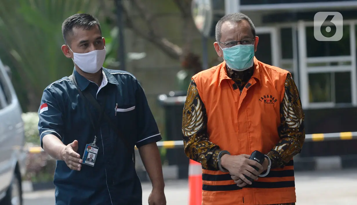 Mantan Sekretaris MA, Nurhadi dikawal petugas akan menjalani pemeriksaan di Gedung KPK, Jakarta, Rabu (17/6/2020). Nurhadi diperiksa sebagai saksi untuk menantunya Rezky Hebriyono terkait kasus dugaan suap gratifikasi pengurusan perkara di Mahkamah Agung Tahun 2011-2016. (merdeka.com/dwi narwoko)