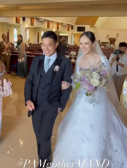 Ia melengkapinya dengan perhiasan berupa kalung berlian dan anting-anting. [Instagram/pammybowie]