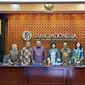 Gubernur Bank Indonesia Perry Warjiyo didampingi oleh Dewan&nbsp;Gubernur Lain saat pengumuman suku bunga di Gedung Thamrin Bank Indonesia, Rabu (22/5/2024). (Tira/Liputan6.com)