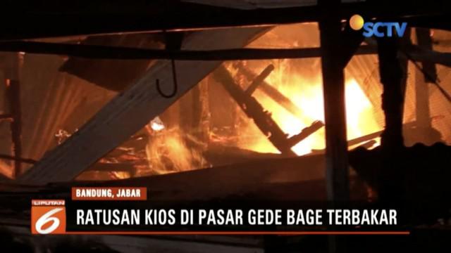 Sekitar 600 kios di Pasar Induk Gede Bage hangus dilalap api.