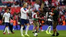 Striker Inggris, Harry Kane, menyapa suporter usai mengalahkan Bulgaria pada laga Kualifikasi Piala Eropa 2020 di Stadion Wembley, London, Sabtu (7/9). Inggris menang 4-0 atas Bulgaria. (AFP/Ben Stansall)