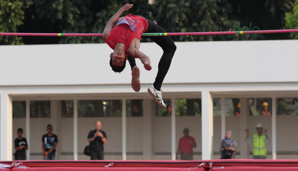 Atlet Lompat Tinggi DKI Jakarta, Rizky Gushaya mencoba memecahkan rekor Nasional pada kejuaraan Nasional Atletik 2018 di Stadion Madya (8/5/2018). Kejurnas Atletik berlangsung dari tanggal 8-12 Mei 2018. (Bola.com/Nick Hanoatubun)