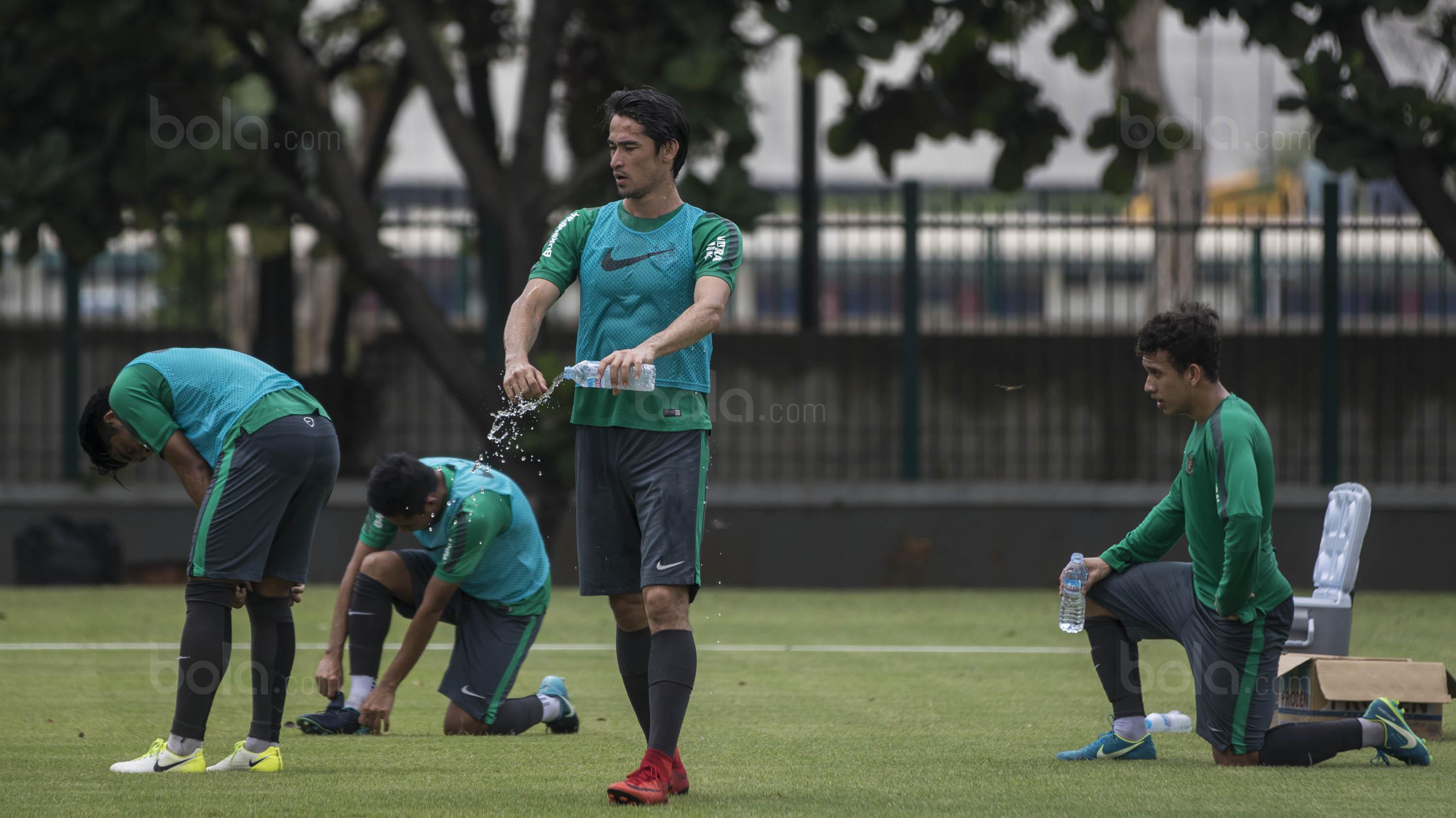 Bek Timnas Indonesia, Gavin Kwan Adsit, melepas dahaga usai latihan di Lapangan ABC Senayan, Jakarta, Senin (15/8/2018). Pemusatan latihan ini dilakukan jelang Asian Games 2018. (Bola.com/Vitalis Yogi Trisna)
