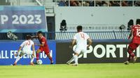 Pemain Timnas Indonesia U-23, Robi Darwis (tengah), berusaha melewati pemain Timnas Vietnam U-23,  Khuad Van Khang (kiri), dalam pertandingan final Piala AFF U-23 2023 yang berlangsung di Rayong Province Stadium, Thailand, Sabtu (26/8/2023) malam WIB. (Dok. PSSI)