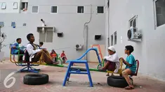 Sejumlah anak bermain di taman rusun Jatinegara barat, Kamis, (10/09/15). Pemerintah DKI Jakarta berusaha semaksimal mungkin memberikan pelayanan terhadap warga yang tinggal di Rusun Jatinegara. (Liputan6.com/Gempur M Surya)