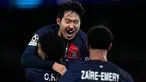 Pemain Paris Saint Germain (PSG) Lee Kang-in (teratas) merayakan bersama rekan satu timnya setelah mencetak gol ke gawang AC Milan pada pertandingan sepak bola Grup F Liga Champions di Stadion Parc des Princes, Paris, Prancis, Rabu (25/10/2023). (AP Photo/Thibault Camus)