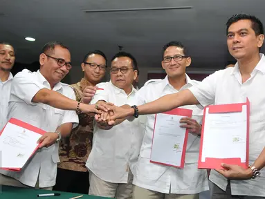 Empat kandidat bakal calon gubernur DKI bersalaman saat proses penjaringan Calon Gubernur (Cagub) DKI Jakarta oleh Partai Gerindra di Hotel Sari Pan Pasific, Jakarta, (27/1). Gerindra mengusung 4 nama di Pilgub DKI 2017. (Gempur M Surya/Liputan6.com)