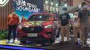 Suasana disekitar mobil yang ramai saat itu juga menarik pengunjung terutama para pemuda lain untuk mendekat dan melihat-lihat New MG ZS yang memiliki corak unik ini. Tiga orang pemuda terlihat menyempatkan diri untuk mendekat dan kemudian menjajal interior dari New MG ZS dengan gaya milenial ini. Terbukti New MG ZS yang berkolaborasi dengan Abenk Alter berhasil menarik minat para pemuda masa kini.