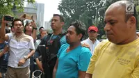 Polisi mengawal dua pelaku pengeroyokan dan penganiayaan ahli informasi teknologi (IT) Hermansyah saat digiring ke Polda Metro Jaya, Jakarta (12/7). (Liputan6.com/Pool)