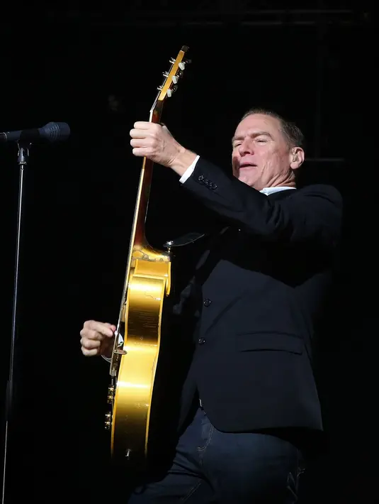 Melihat itu semua, Bryan Adams pun meminta para penonton untuk merapat ke panggung dan bernyanyi bersama dengannya. Ia mengatakan bahwa saat itu bukanlah acara TV melainkan konser musik. (Bambang E. Ros/Bintang.com)