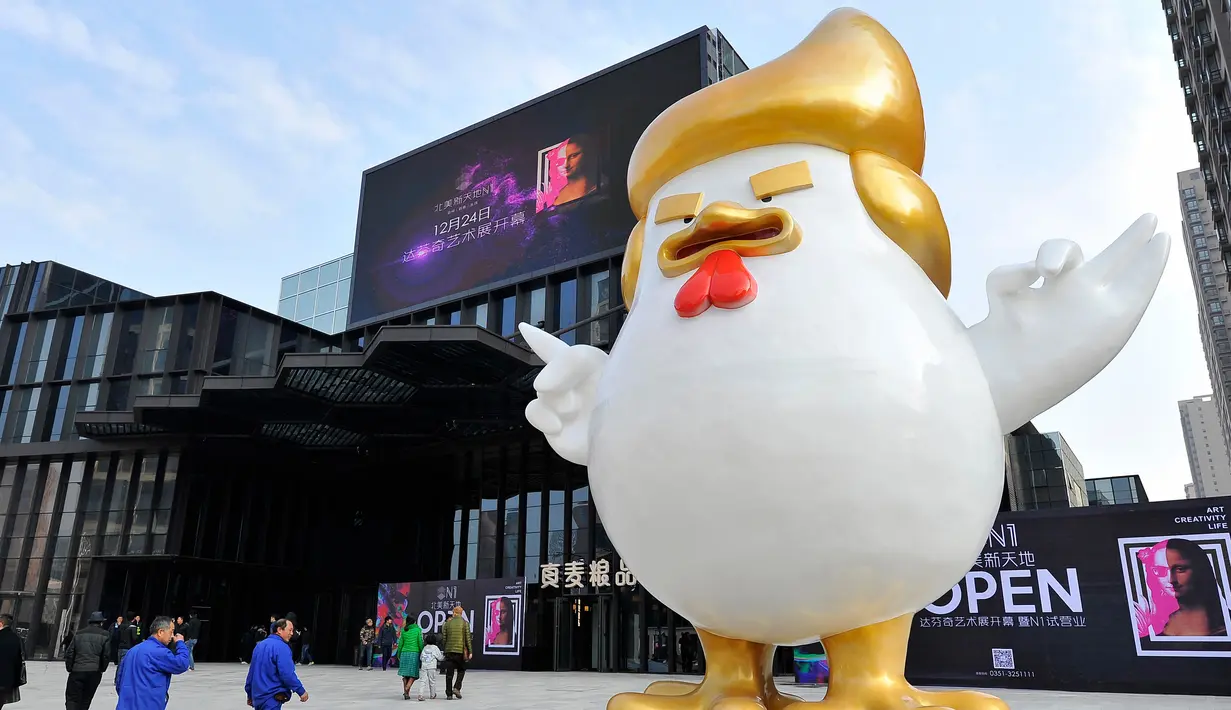 Patung ayam mirip Donald Trump berdiri di salah satu pusat perbelanjaan di , Tiongkok, Sabtu (24/12). Pemasangan patung tersebut dilakukan untuk menyambut tahun ayam pada 2017 mendatang. (AFP PHOTO / STR)