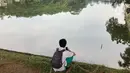Warga beraktivitas di sekitar Setu Cibinong, Jawa Barat, Kamis (11/6/2020). Meskipun spanduk larangan penutupan telah dipasang, namun sebagian warga tetap nekat beraktivitas di kawasan tersebut untuk memancing ikan atau berekreasi. (Liputan6.com/Immanuel Antonius)